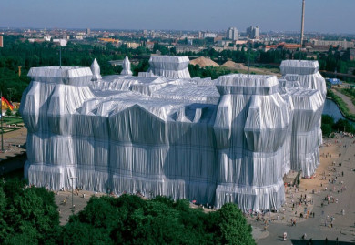 Jeanne-Claude y Christo fueron un matrimonio de artistas que intervinieron el paisaje cotidiano