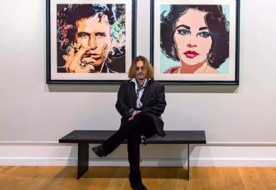 Johnny Depp con algunas de sus obras de fondo. Foto: People
