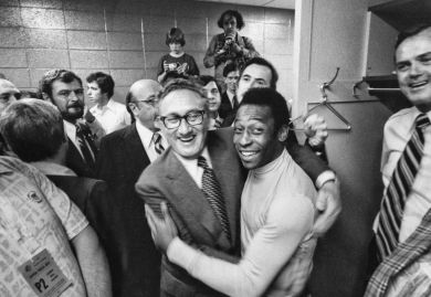 Henry Kissinger y el futbolista Pelé. Foto: The New York Times