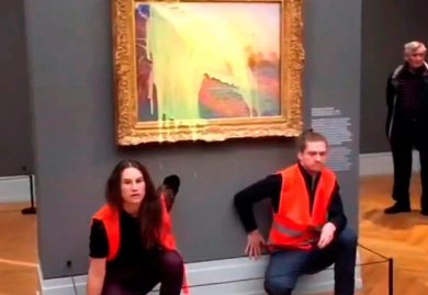 Twee aktiviste het besluit om kapokaartappels by Les Meules te gooi, 'n Monet-skildery ter waarde van meer as $107 miljoen. Bron: Die Republiek