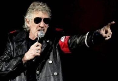 What Roger Waters wore at the concert he gave in Berlin sparked controversy. Photo: Atlanta Jewish Times