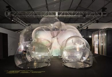 Bubble Booth es una instalación conformada por un sistema de exhibición inflable flexible. Fuente: Wallpaper 