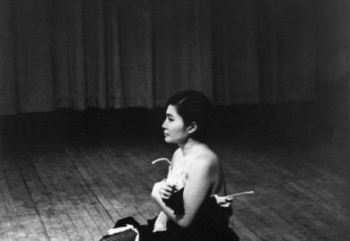 Yoko Ono es una artista de origen japonés que ha incursionado en escultura, performance, cine, pintura y música