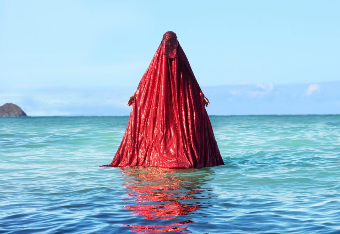 Red Chador (2015). Anida Yoeu Ali. Fuente: Peril