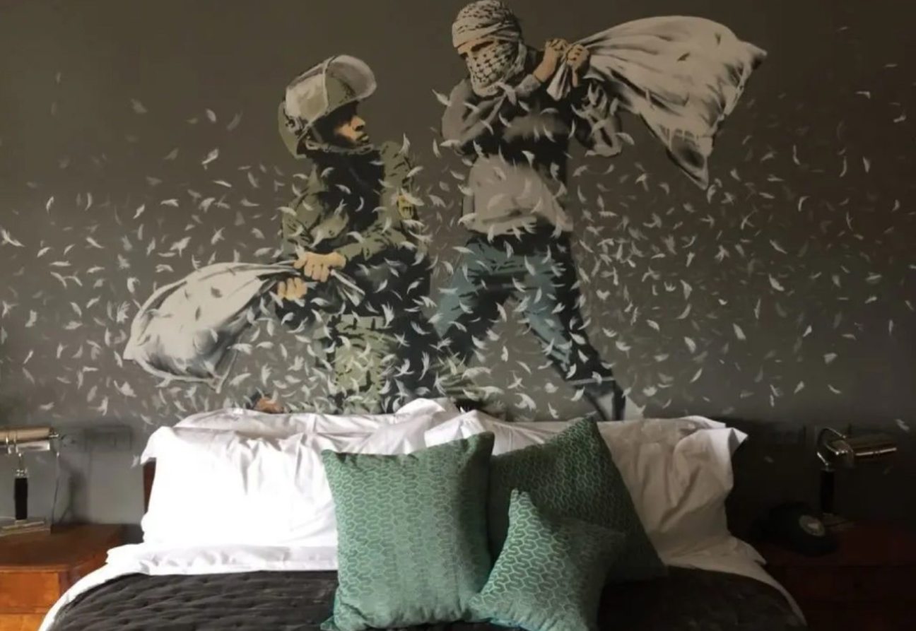 Una de las habitaciones del Hotel Walled Off tiene una obra que retrata a un soldado israelí y a un palestino. Foto: NYT