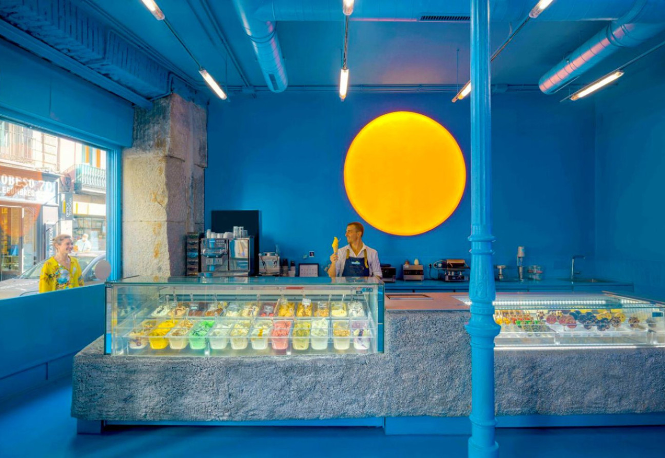 Vistazo a Brando, heladería española creada por la firma Solar y la arquitecta Marta Jarabo. Fuente: ArchDaily