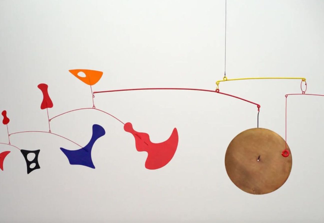 Objets dispersés avec gong en laiton, 1948. Alexander Calder. Photo de : NYT
