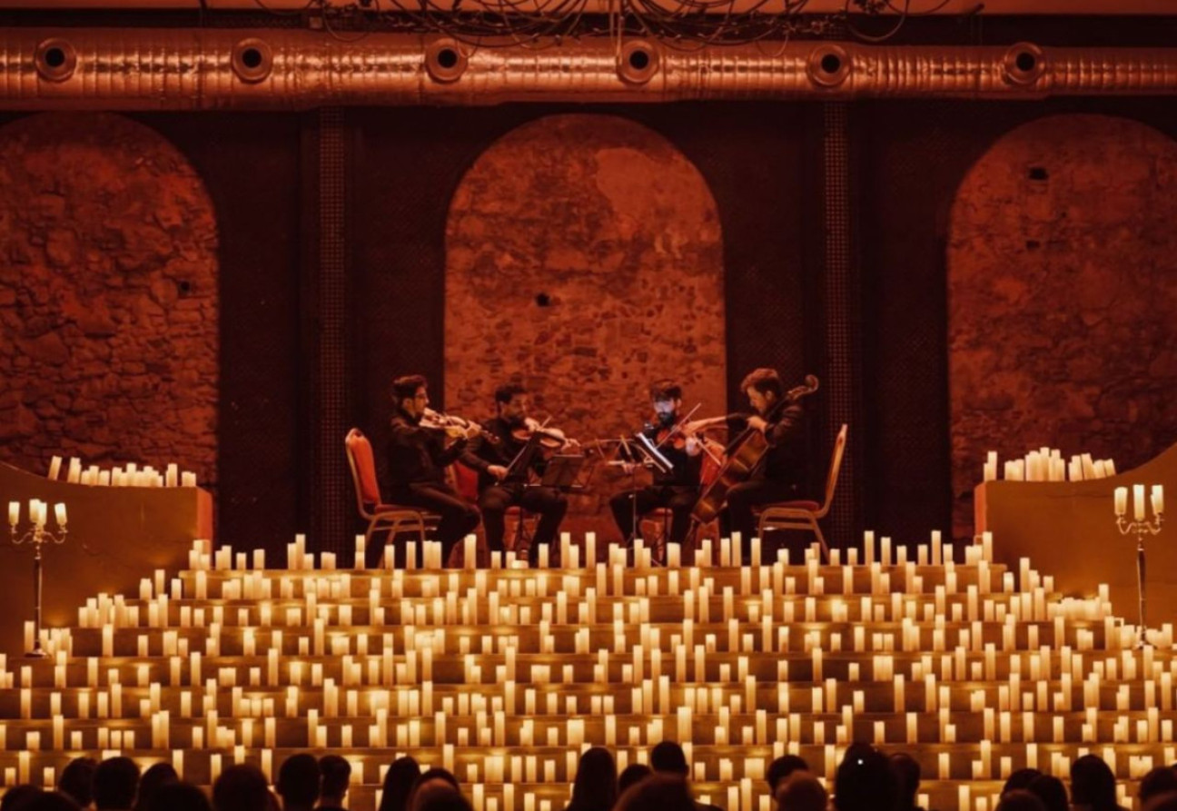 Mum Işığı konserlerinden birine bakın. Kaynak: Candlelight Concerts by Fever Instagram