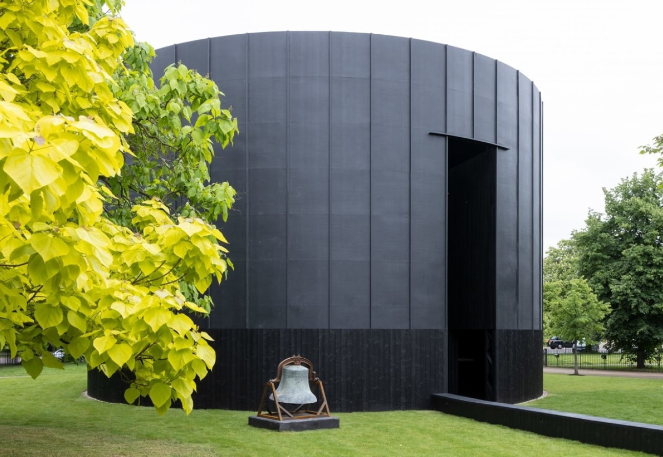 Vistazo a la Serpentine Pavilion 2022 Black Chapel, creada por Theaster Gates. Fuente: Serpentine Galleries
