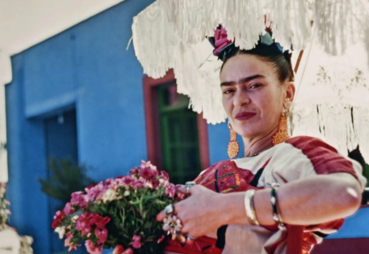 Retrato de Frida Kahlo en el patio de La Casa Azul. Fuente: Vogue México