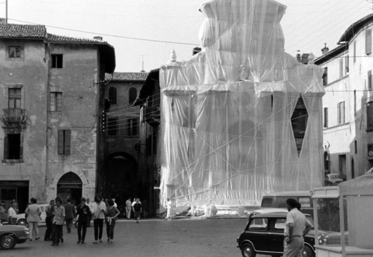 Una fuente y la fachada de un edificio en el centro de Spoleto, Italia, fueron envueltas en 1968. Foto: LIFE