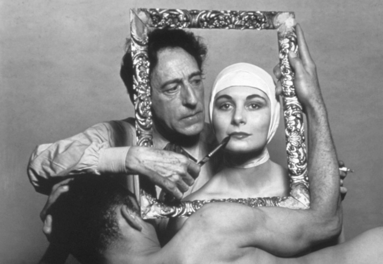 El poeta, artista y cineasta francés Jean Cocteau con la actriz Ricki Soma y el bailarín Leo Coleman. Fuente: Magnum Photos