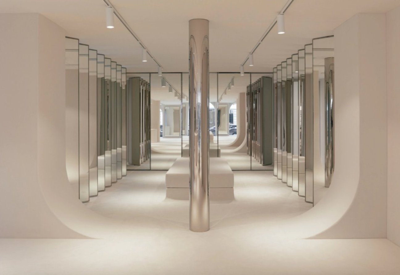 Uno sguardo al nuovo flagship store Courrèges a Parigi. Fonte: sito web Courrèges