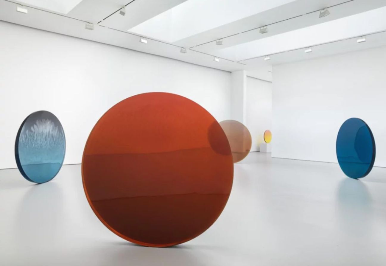 Instalación hecha por De Wain Valentine. Foto: David Zwirner Gallery