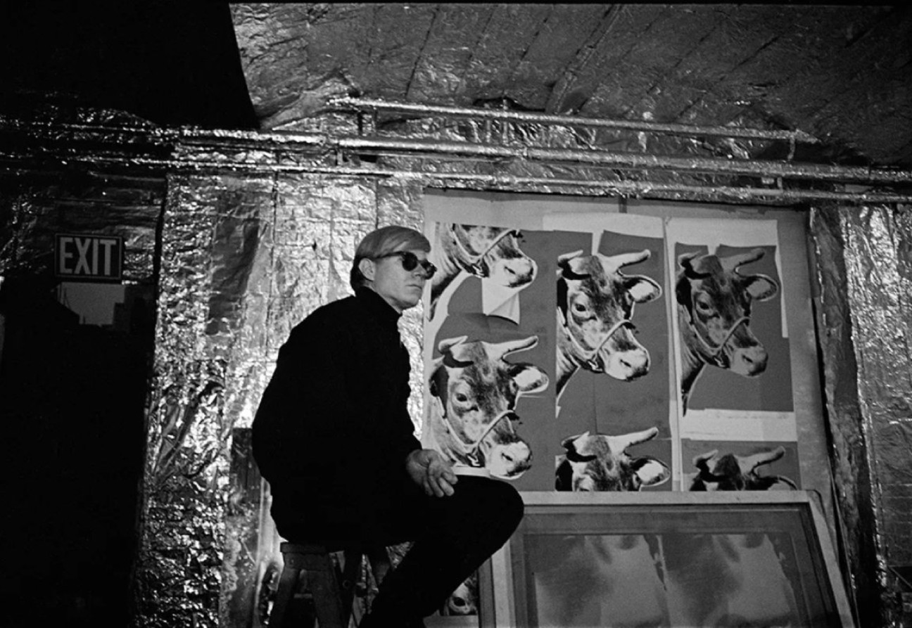 Andy Warhol en The Factory, Nueva York, 1966. Fuente: Vogue 