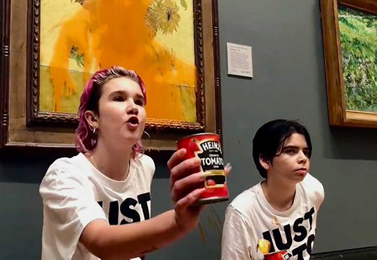 Activistas lanzan salsa de tomate sobre Los girasoles de Vincent Van Gogh