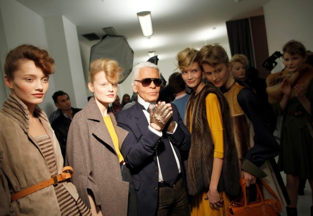 Karl Lagerfeld agter die verhoog by die Fendi Herfs/Winter 2010-vertoning. Foto: Vogue
