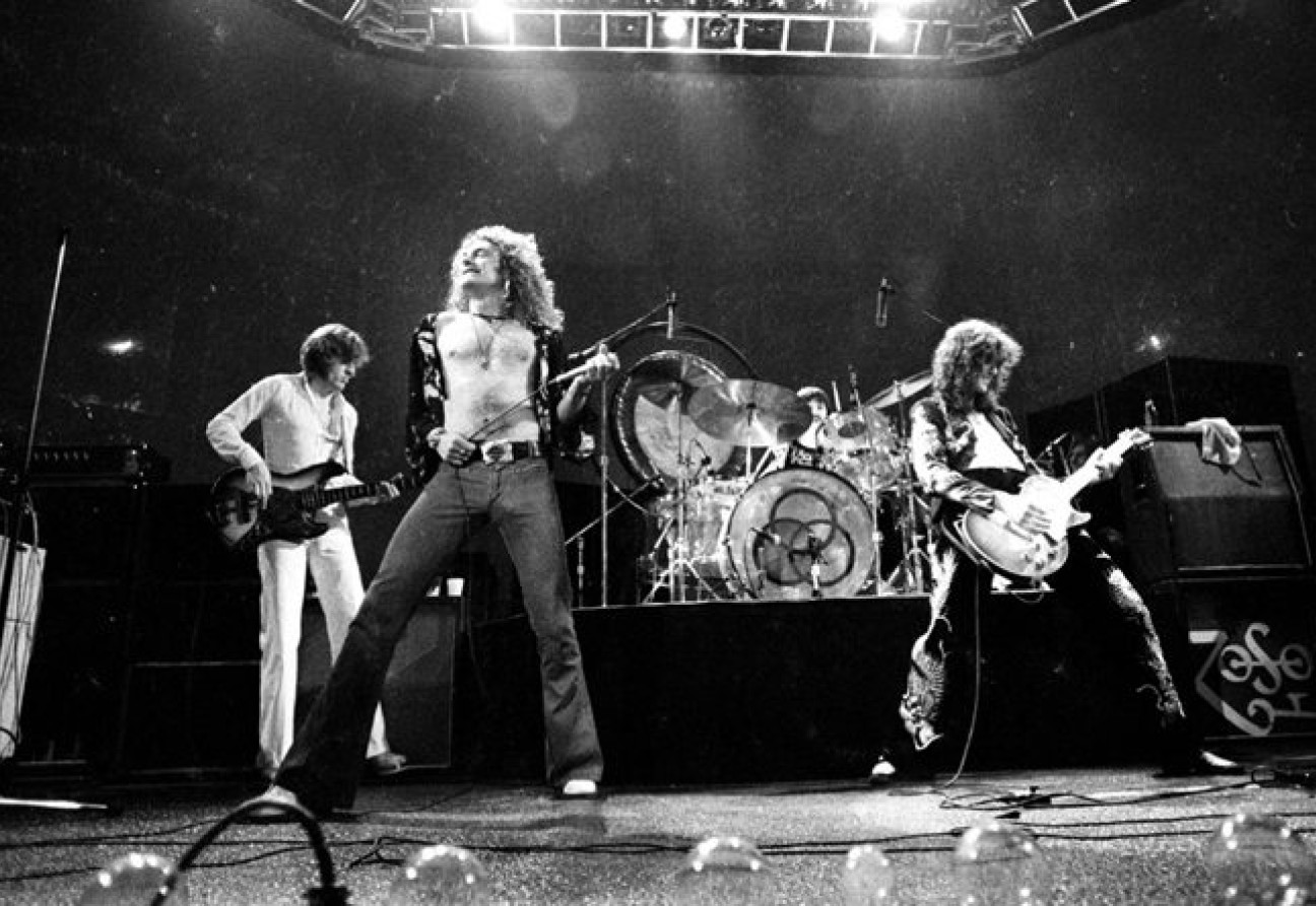 Led Zeppelin은 드러머 John Bonham이 사망 한 후 1980 년에 헤어졌습니다. 출처 : Led Zeppelin.