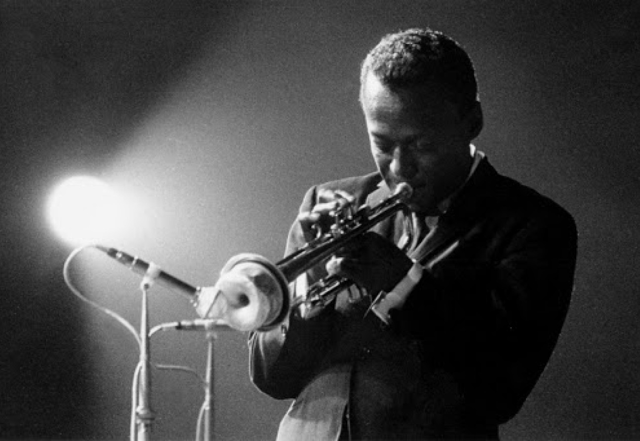 Miles Davis était une figure à la pointe de l'un des mouvements les plus expérimentaux du siècle dernier: le Hard Bop. Source: www.thedoublenegative.co.uk/