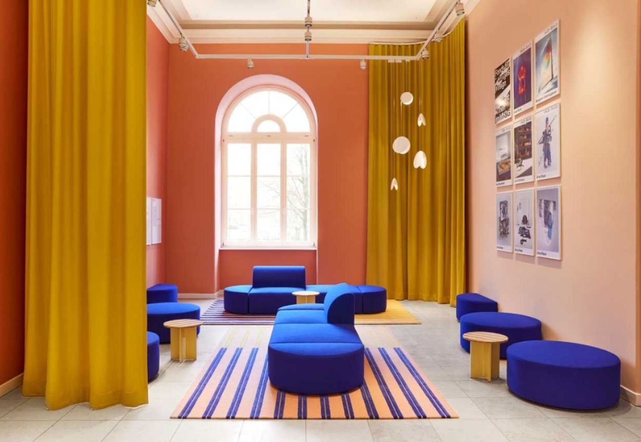 El eje de esta renovación radica en un esquema de colores brillantes. Foto: Design Milk