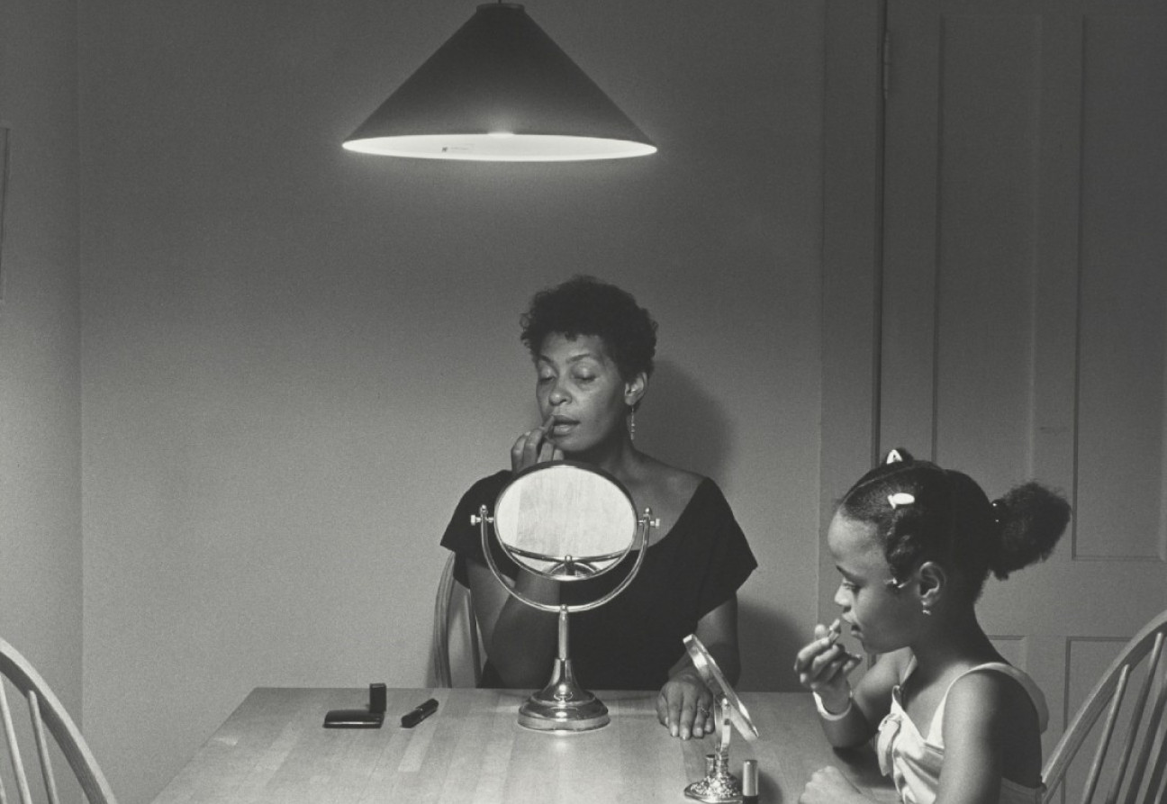 Carrie Mae Weems, Untitled (Woman and daughter with makeup), 1990. Fuente: AnOther Magazine