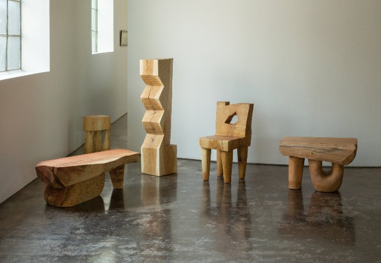 Vince Skelly es un artista estadounidense que trabaja piezas de madera