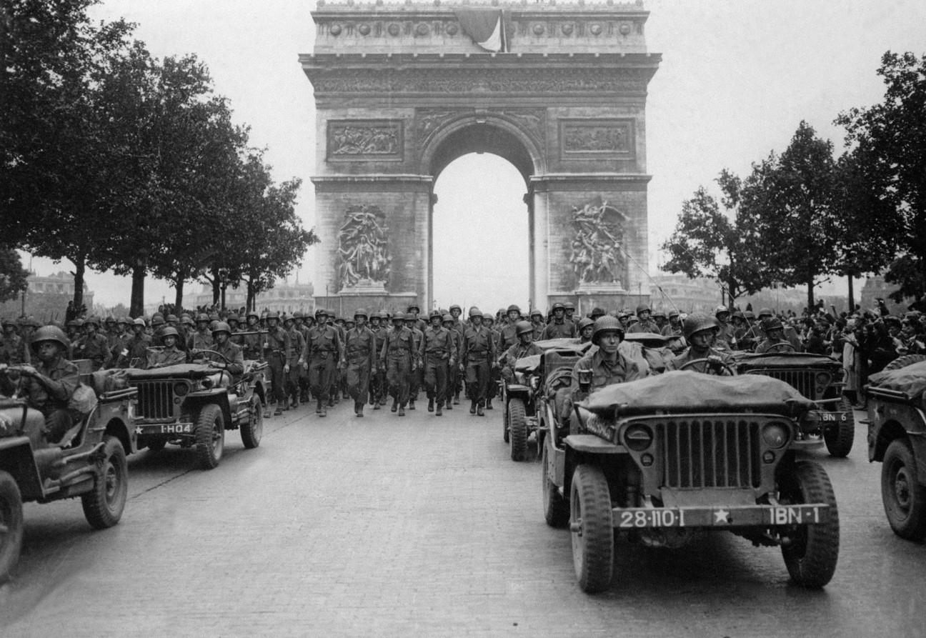 La Liberación de París fue en agosto de 1944 por parte de fuerzas aliadas, lo cual dio fin a la Segunda Guerra Mundial 