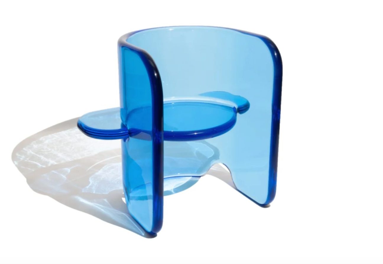 La silla de resina Plump fue creada por el diseñador estadounidense Ian Alistair Cochran. Fuente: Tuleste Factory