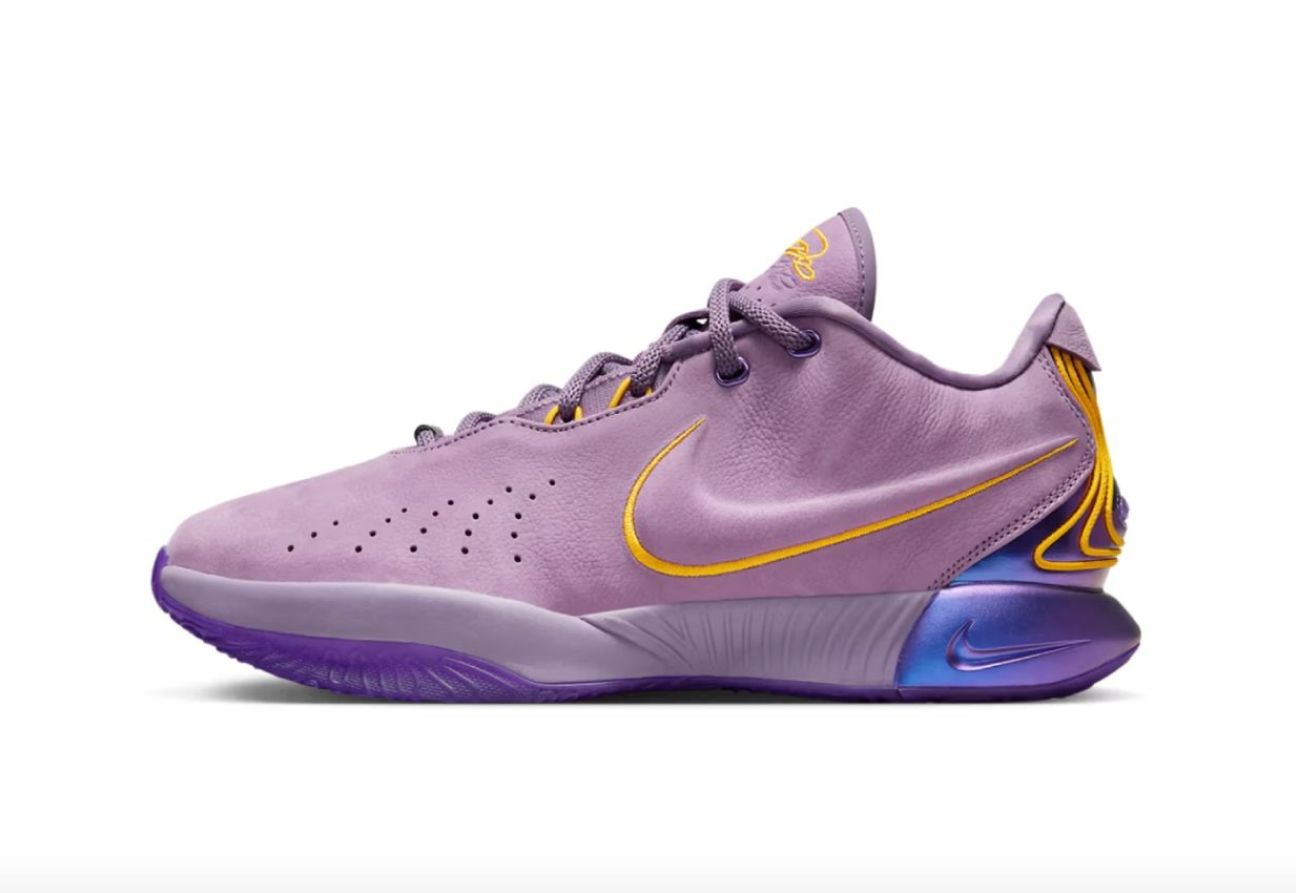 Vistazo a los Nike LeBron 21 'Purple Rain’. Foto: Hypebeast