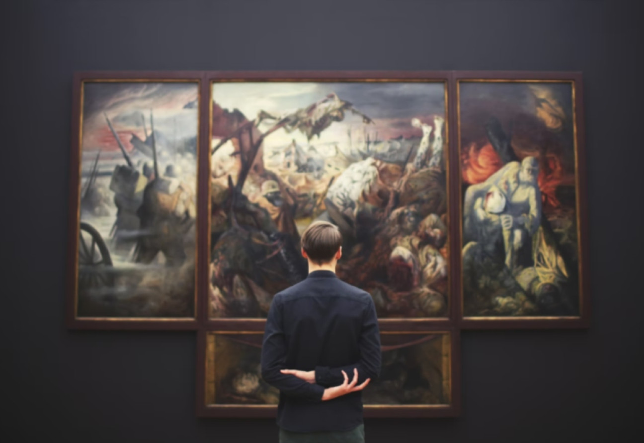 Homme regardant des œuvres d'art. Source : L'enquête scientifique
