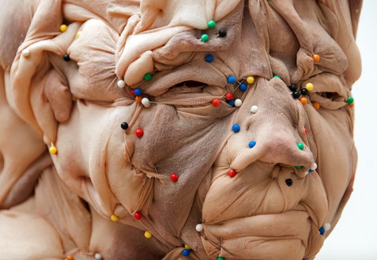 פסל מעשה ידי האמנית ההולנדית רוזה ורלופ. צילום: מגזין Collater.al