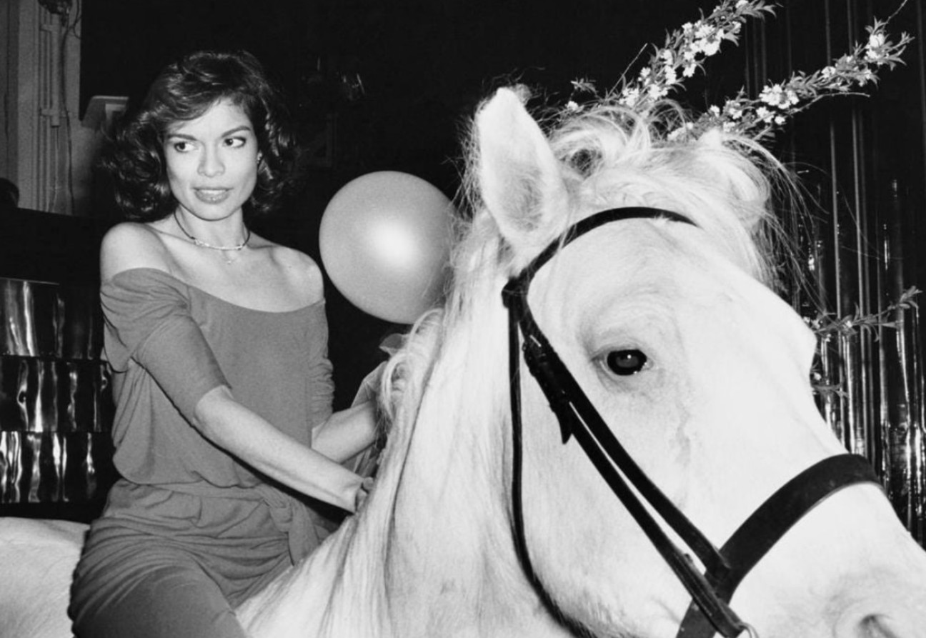 Bianca Jagger montó un caballo blanco durante la celebración de su cumpleaños en Studio 54 en 1977. Rose Hartman. Fuente: Forbes