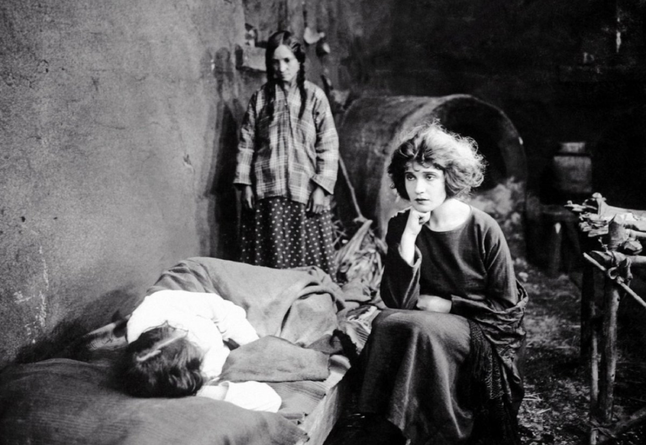 Tina Modotti dans le film Le manteau du tigre, 1920. Johan Hagemeyer. Source : Le Pays
