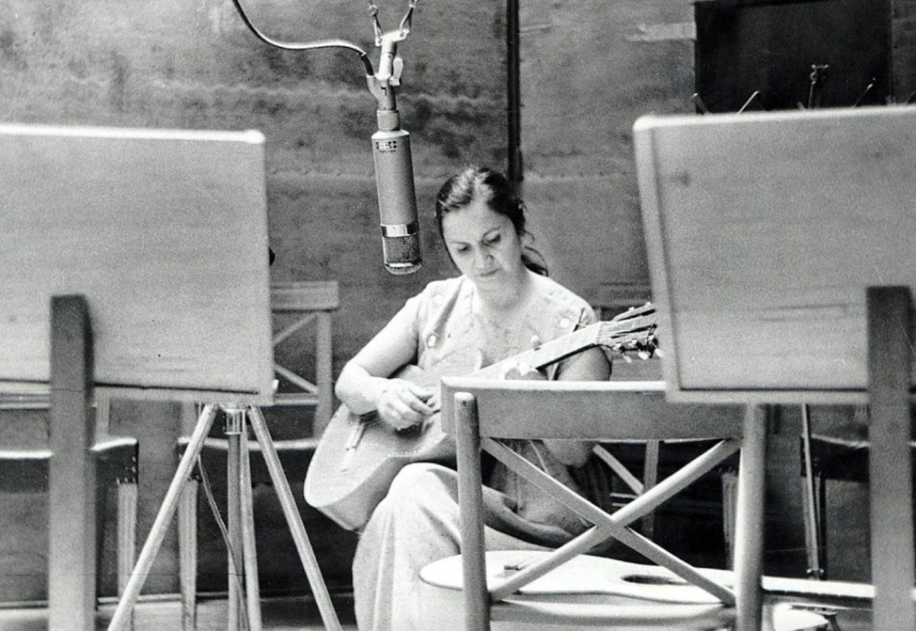 Violeta Parra en el estudio de grabación. Foto: Rolling Stone