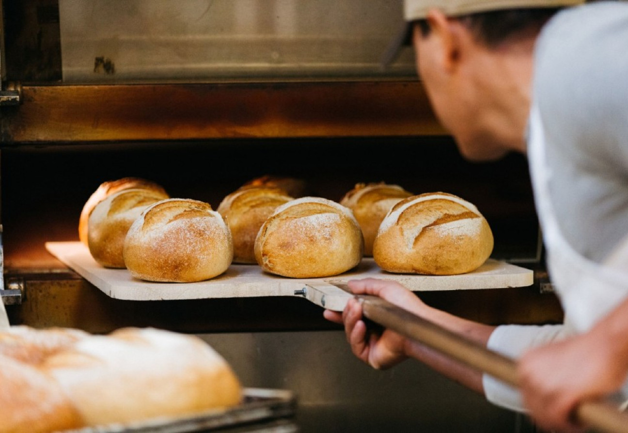 Que diriez-vous d'un pain fraîchement cuit avec un café pour l'hiver froid ?